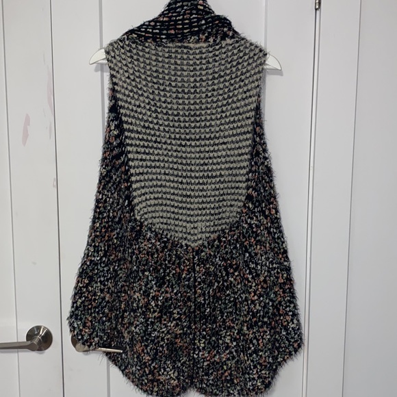 Beautiful colours flattering fit Vest - Picture 4 of 5